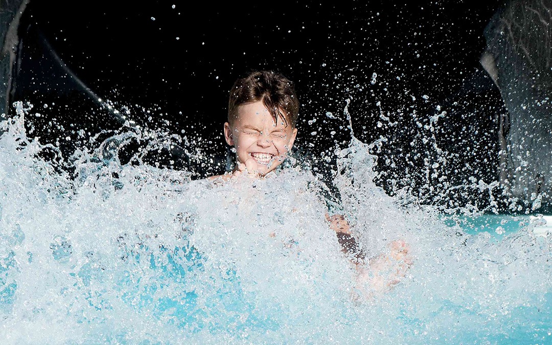 Enfant qui descent au tobogga de Nauticaa
