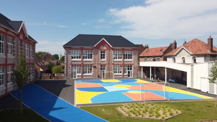 Cour jean mace la fontaine