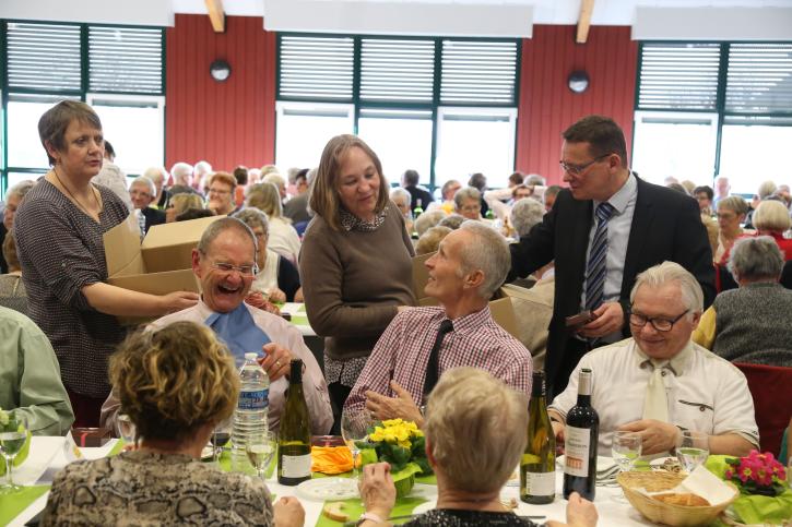 Moment de convivialité entre les papis et les mamies du lievinois accompagné de monsieur le maire.