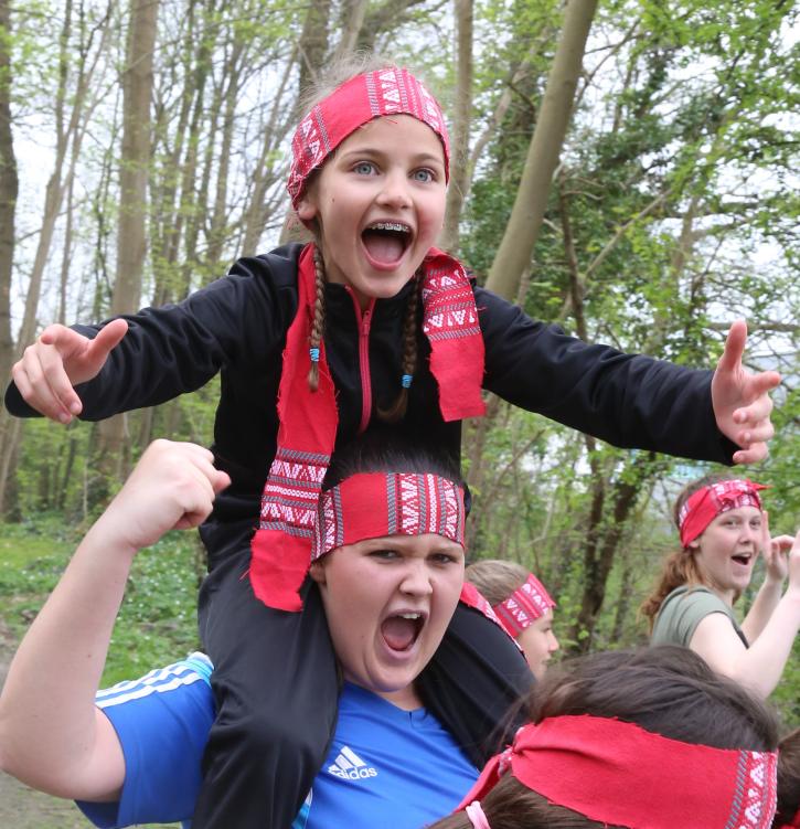 Enfants heureux jouant à Koh Lanta.